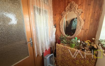 CHATA S VEĽKÝM POZEMKOM A VINICOU VO VINOHRADOCH NAD VÁHOM