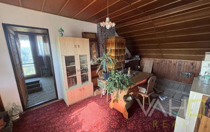 CHATA S VEĽKÝM POZEMKOM A VINICOU VO VINOHRADOCH NAD VÁHOM