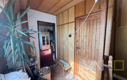 CHATA S VEĽKÝM POZEMKOM A VINICOU VO VINOHRADOCH NAD VÁHOM