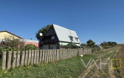 CHATA S VEĽKÝM POZEMKOM A VINICOU VO VINOHRADOCH NAD VÁHOM