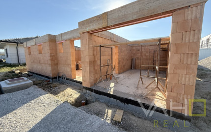 MODERNÝ 4-IZBOVÝ RODINNÝ DOM S GARÁŽOU A POZEMKOM 602 m² | SEREĎ – LEVANDUĽOVÁ ULICA