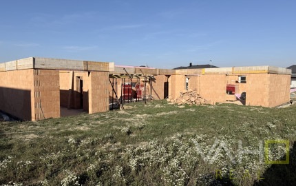 MODERNÝ 4-IZBOVÝ RODINNÝ DOM S GARÁŽOU A POZEMKOM 602 m² | SEREĎ – LEVANDUĽOVÁ ULICA