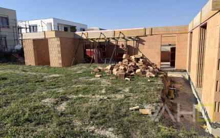 MODERNÝ 4-IZBOVÝ RODINNÝ DOM S GARÁŽOU A POZEMKOM 602 m² | SEREĎ – LEVANDUĽOVÁ ULICA
