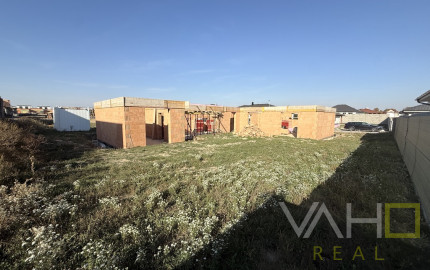 MODERNÝ 4-IZBOVÝ RODINNÝ DOM S GARÁŽOU A POZEMKOM 602 m² | SEREĎ – LEVANDUĽOVÁ ULICA