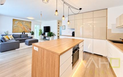 4-izbový byt, 115 m² + 348 m² pozemok, 2 terasy, 3 parkovacie miesta – Opoj