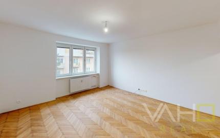 REKONŠTRUKCIA, TEHLOVÝ 2 izb. byt v TRNAVE na ulici Š. C. Parráka .
