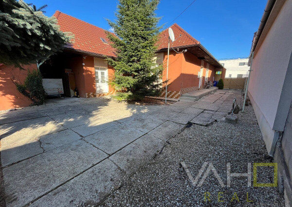 Veľký pozemok až 1699m2, samostatne stojaci RD, všetky IS, Hlohovec- časť Šulekovo