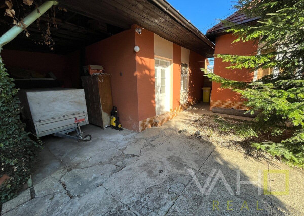 Veľký pozemok až 1699m2, samostatne stojaci RD, všetky IS, Hlohovec- časť Šulekovo