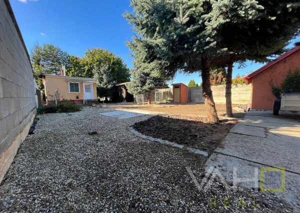 Veľký pozemok až 1699m2, samostatne stojaci RD, všetky IS, Hlohovec- časť Šulekovo