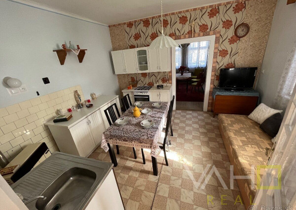 Veľký pozemok až 1699m2, samostatne stojaci RD, všetky IS, Hlohovec- časť Šulekovo