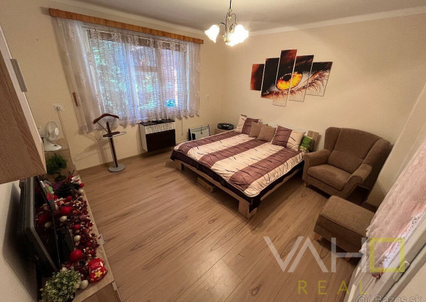 Veľký pozemok až 1699m2, samostatne stojaci RD, všetky IS, Hlohovec- časť Šulekovo