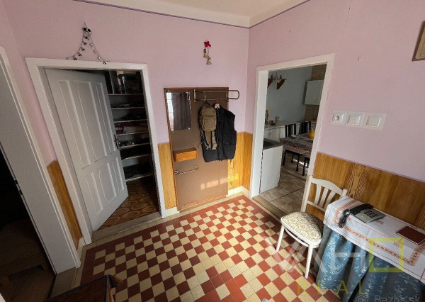 Veľký pozemok až 1699m2, samostatne stojaci RD, všetky IS, Hlohovec- časť Šulekovo