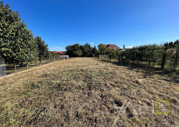 Veľký pozemok až 1699m2, samostatne stojaci RD, všetky IS, Hlohovec- časť Šulekovo