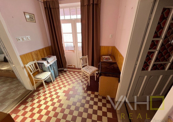 Veľký pozemok až 1699m2, samostatne stojaci RD, všetky IS, Hlohovec- časť Šulekovo