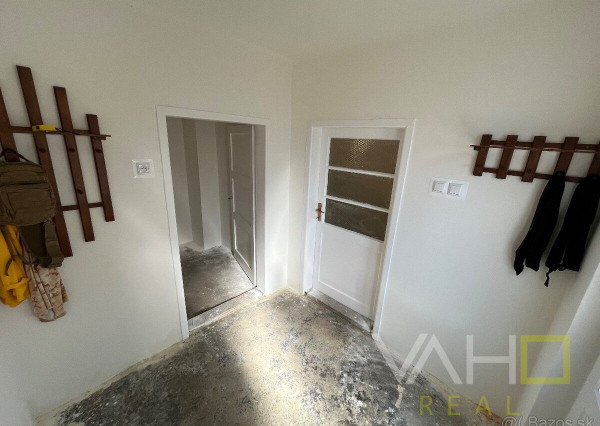 Veľký pozemok až 1699m2, samostatne stojaci RD, všetky IS, Hlohovec- časť Šulekovo