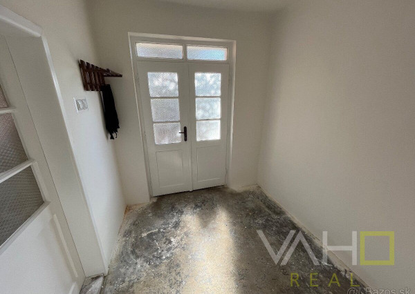 Veľký pozemok až 1699m2, samostatne stojaci RD, všetky IS, Hlohovec- časť Šulekovo