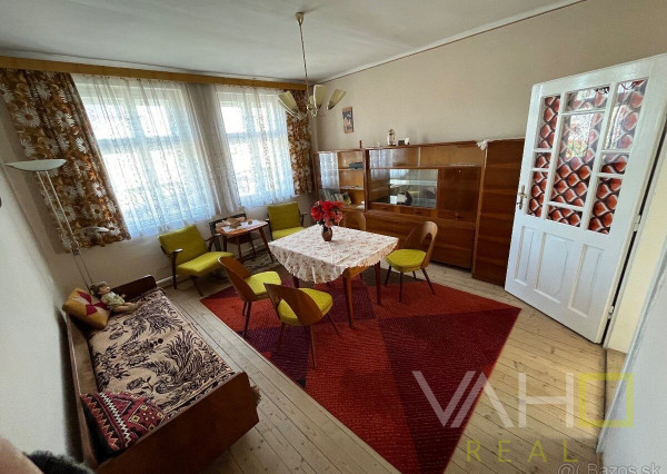 Veľký pozemok až 1699m2, samostatne stojaci RD, všetky IS, Hlohovec- časť Šulekovo