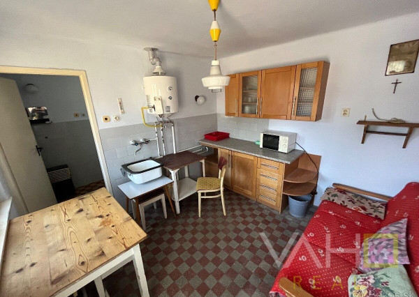 Veľký pozemok až 1699m2, samostatne stojaci RD, všetky IS, Hlohovec- časť Šulekovo