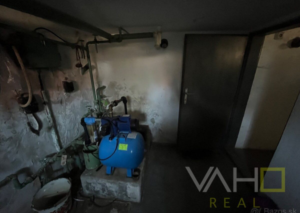 Veľký pozemok až 1699m2, samostatne stojaci RD, všetky IS, Hlohovec- časť Šulekovo