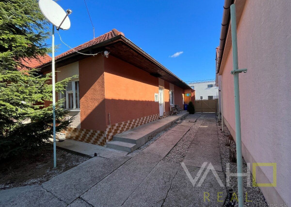 Veľký pozemok až 1699m2, samostatne stojaci RD, všetky IS, Hlohovec- časť Šulekovo