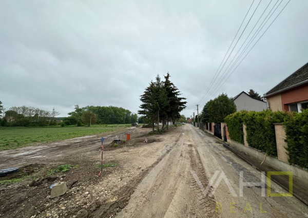 VAHOreal* PEKNÁ VÝMERA, 17m široký pozemok 975m2, okrajová časť obce Dolná Krupá