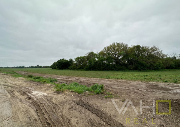 VAHOreal* PEKNÁ VÝMERA, 17m široký pozemok 975m2, okrajová časť obce Dolná Krupá