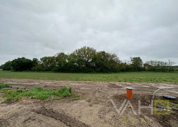 VAHOreal* PEKNÁ VÝMERA, 17m široký pozemok 975m2, okrajová časť obce Dolná Krupá