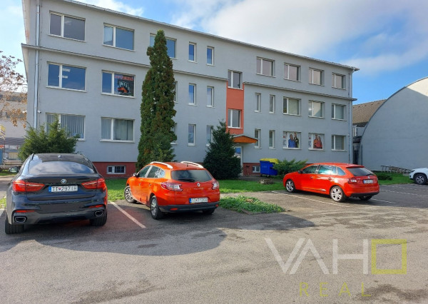 Prenájom kancelárskych  priestorov, parkovanie v areáli,  Trstínska ul., Trnava