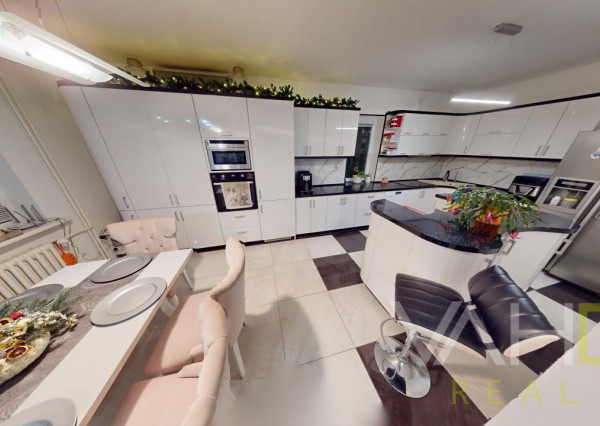 Dvojpodlažný rodinný dom s bazénom a  garážou na ulici Leoša Janáčka v Trnave