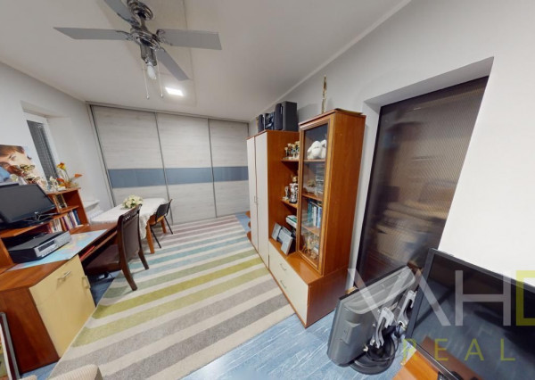 Dvojpodlažný rodinný dom s bazénom a  garážou na ulici Leoša Janáčka v Trnave