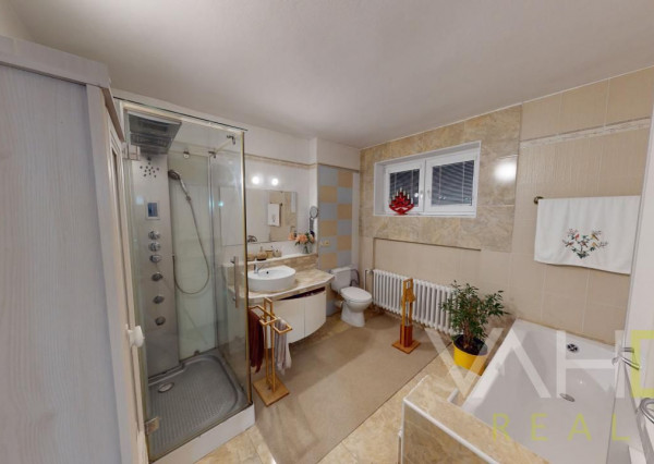 Dvojpodlažný rodinný dom s bazénom a  garážou na ulici Leoša Janáčka v Trnave