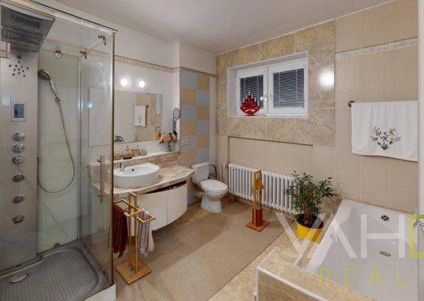 Dvojpodlažný rodinný dom s bazénom a  garážou na ulici Leoša Janáčka v Trnave