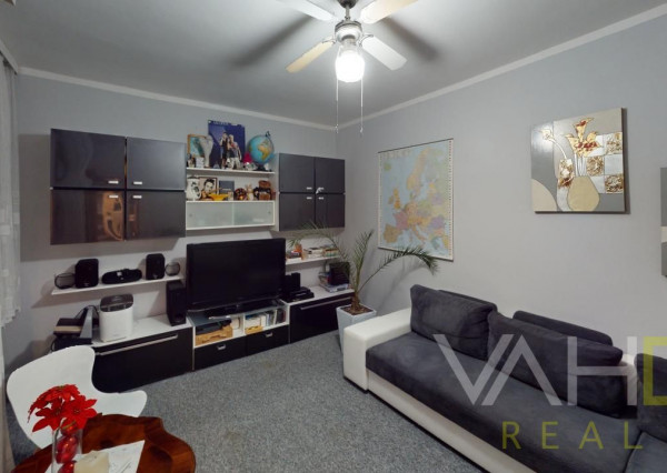 Dvojpodlažný rodinný dom s bazénom a  garážou na ulici Leoša Janáčka v Trnave