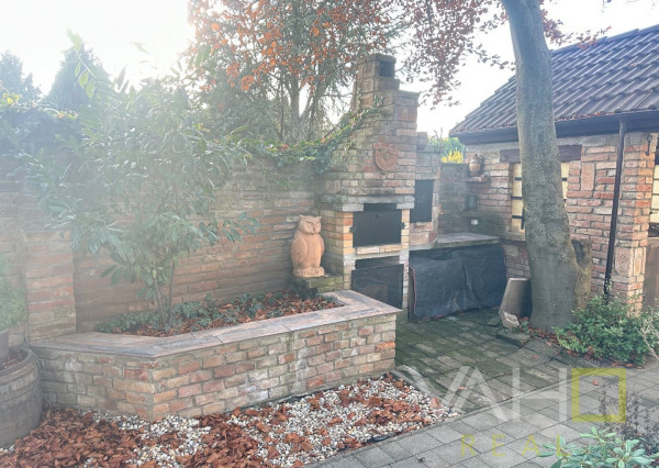 Dvojpodlažný rodinný dom s bazénom a  garážou na ulici Leoša Janáčka v Trnave