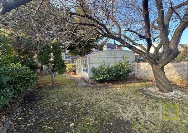 Dvojpodlažný rodinný dom s bazénom a  garážou na ulici Leoša Janáčka v Trnave