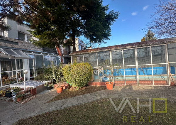 Dvojpodlažný rodinný dom s bazénom a  garážou na ulici Leoša Janáčka v Trnave