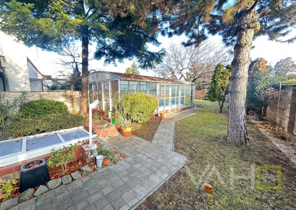 Dvojpodlažný rodinný dom s bazénom a  garážou na ulici Leoša Janáčka v Trnave