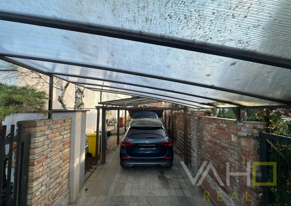 Dvojpodlažný rodinný dom s bazénom a  garážou na ulici Leoša Janáčka v Trnave