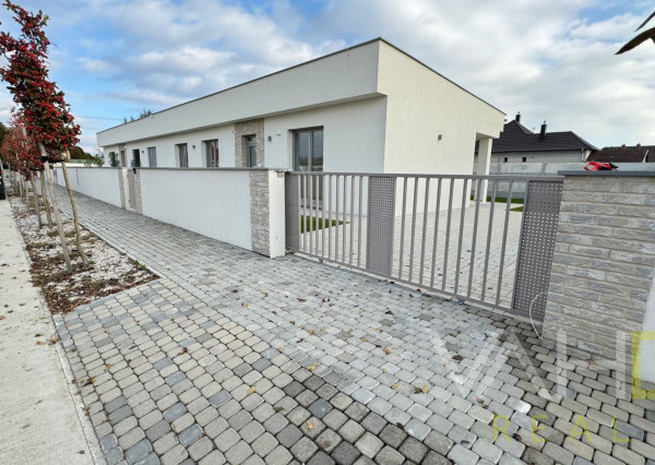 SKOLAUDOVANÁ MODERNÁ NOVOSTAVBA 4IZB. RODINNÉHO DOMU V OBCI JELKA