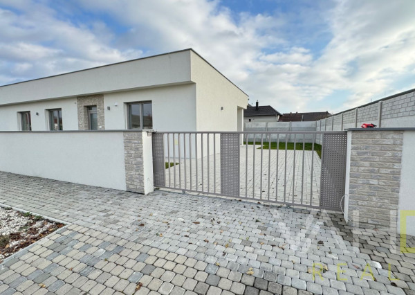 SKOLAUDOVANÁ MODERNÁ NOVOSTAVBA 4IZB. RODINNÉHO DOMU V OBCI JELKA