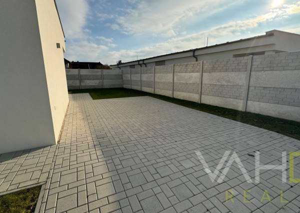 SKOLAUDOVANÁ MODERNÁ NOVOSTAVBA 4IZB. RODINNÉHO DOMU V OBCI JELKA