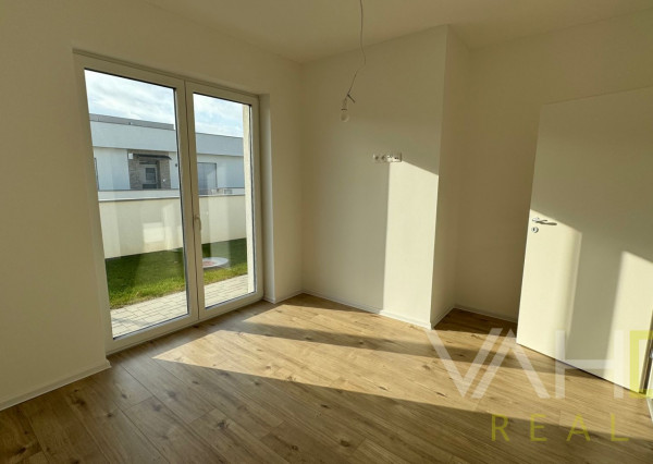 SKOLAUDOVANÁ MODERNÁ NOVOSTAVBA 4IZB. RODINNÉHO DOMU V OBCI JELKA