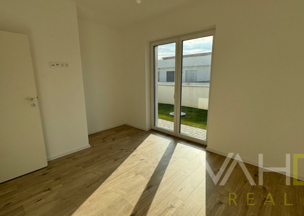 SKOLAUDOVANÁ MODERNÁ NOVOSTAVBA 4IZB. RODINNÉHO DOMU V OBCI JELKA