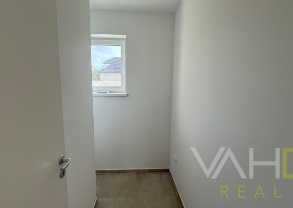 SKOLAUDOVANÁ MODERNÁ NOVOSTAVBA 4IZB. RODINNÉHO DOMU V OBCI JELKA