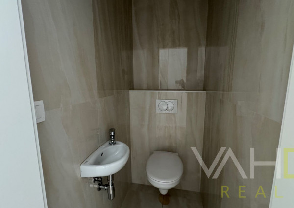 SKOLAUDOVANÁ MODERNÁ NOVOSTAVBA 4IZB. RODINNÉHO DOMU V OBCI JELKA