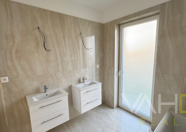 SKOLAUDOVANÁ MODERNÁ NOVOSTAVBA 4IZB. RODINNÉHO DOMU V OBCI JELKA