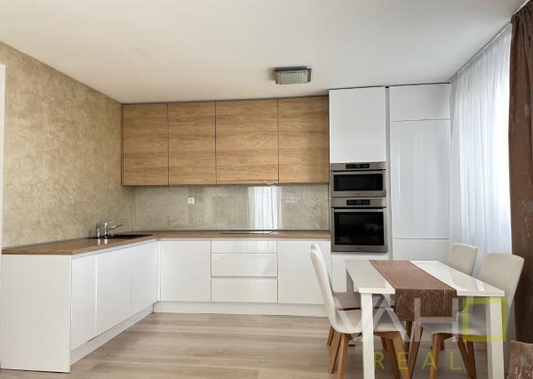 VAHOreal* PRENAJATÉ !* ŠTÝLOVÉ BÝVANIE LEN NA SKOK OD TRNAVY – 2-IZBOVÝ BYT S TERASOU A PARKOVANÍM V BIELOM KOSTOLE!