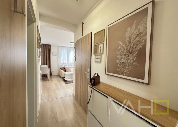 VAHOreal* PRENAJATÉ !* ŠTÝLOVÉ BÝVANIE LEN NA SKOK OD TRNAVY – 2-IZBOVÝ BYT S TERASOU A PARKOVANÍM V BIELOM KOSTOLE!