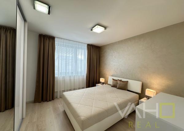 VAHOreal* PRENAJATÉ !* ŠTÝLOVÉ BÝVANIE LEN NA SKOK OD TRNAVY – 2-IZBOVÝ BYT S TERASOU A PARKOVANÍM V BIELOM KOSTOLE!