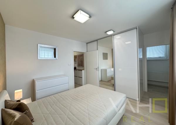 VAHOreal* PRENAJATÉ !* ŠTÝLOVÉ BÝVANIE LEN NA SKOK OD TRNAVY – 2-IZBOVÝ BYT S TERASOU A PARKOVANÍM V BIELOM KOSTOLE!